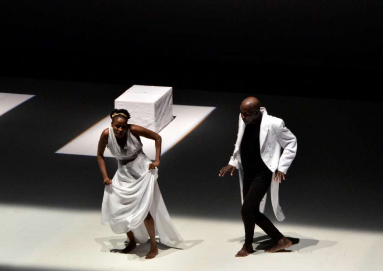 Performance von Kettly Noel und Koffi Koko (Mali-Benin) „Un Tango avec le Baron“ am 26.03.2014 im Festspielhaus Hellerau; Foto: Peter Fiebig